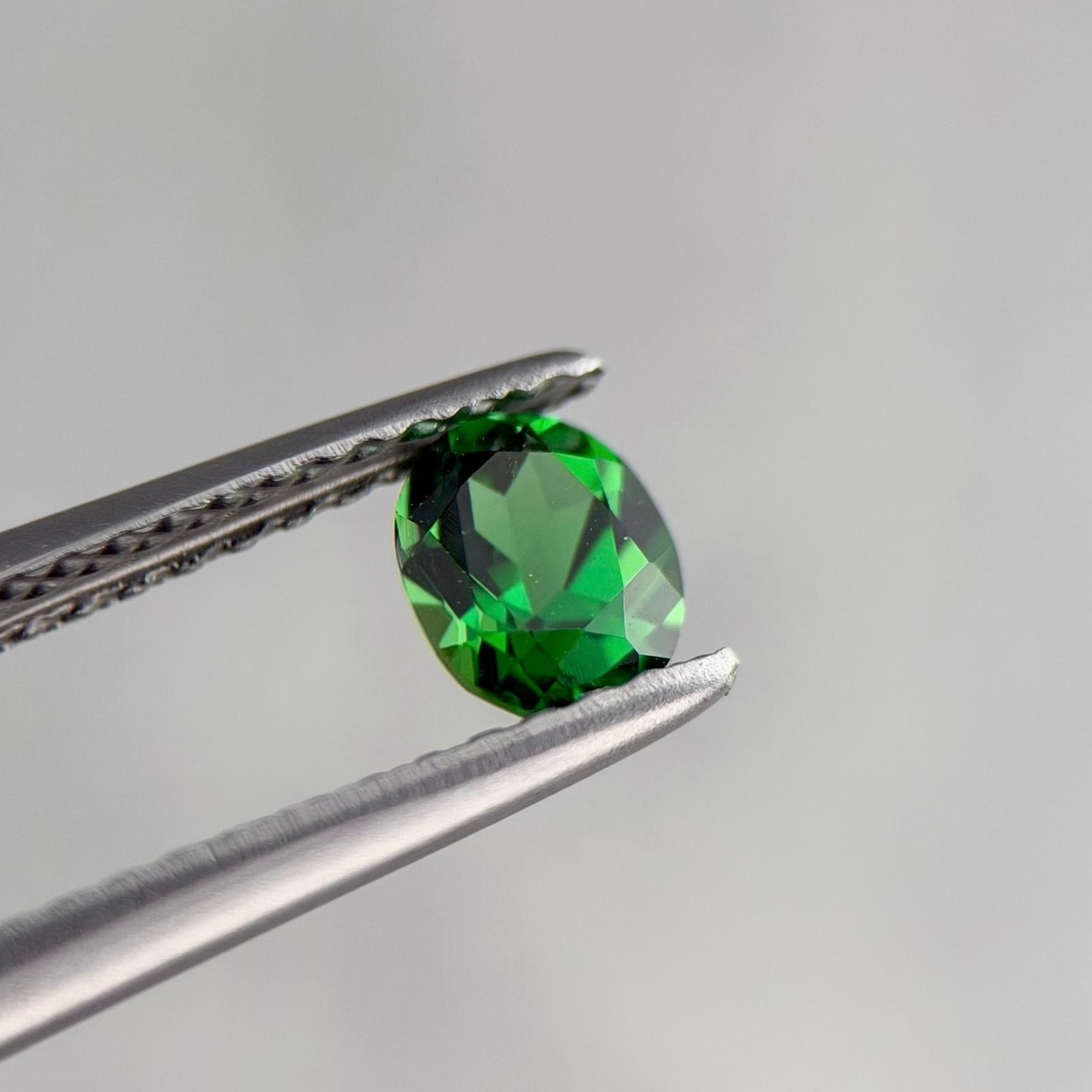 クロムトルマリン 5.1x4.1mm, 0.38ct, タンザニア産