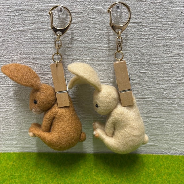 羊毛フェルト　つままれウサギ　キーホルダー　２種