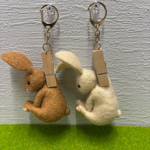 羊毛フェルト つままれウサギ キーホルダー 2種