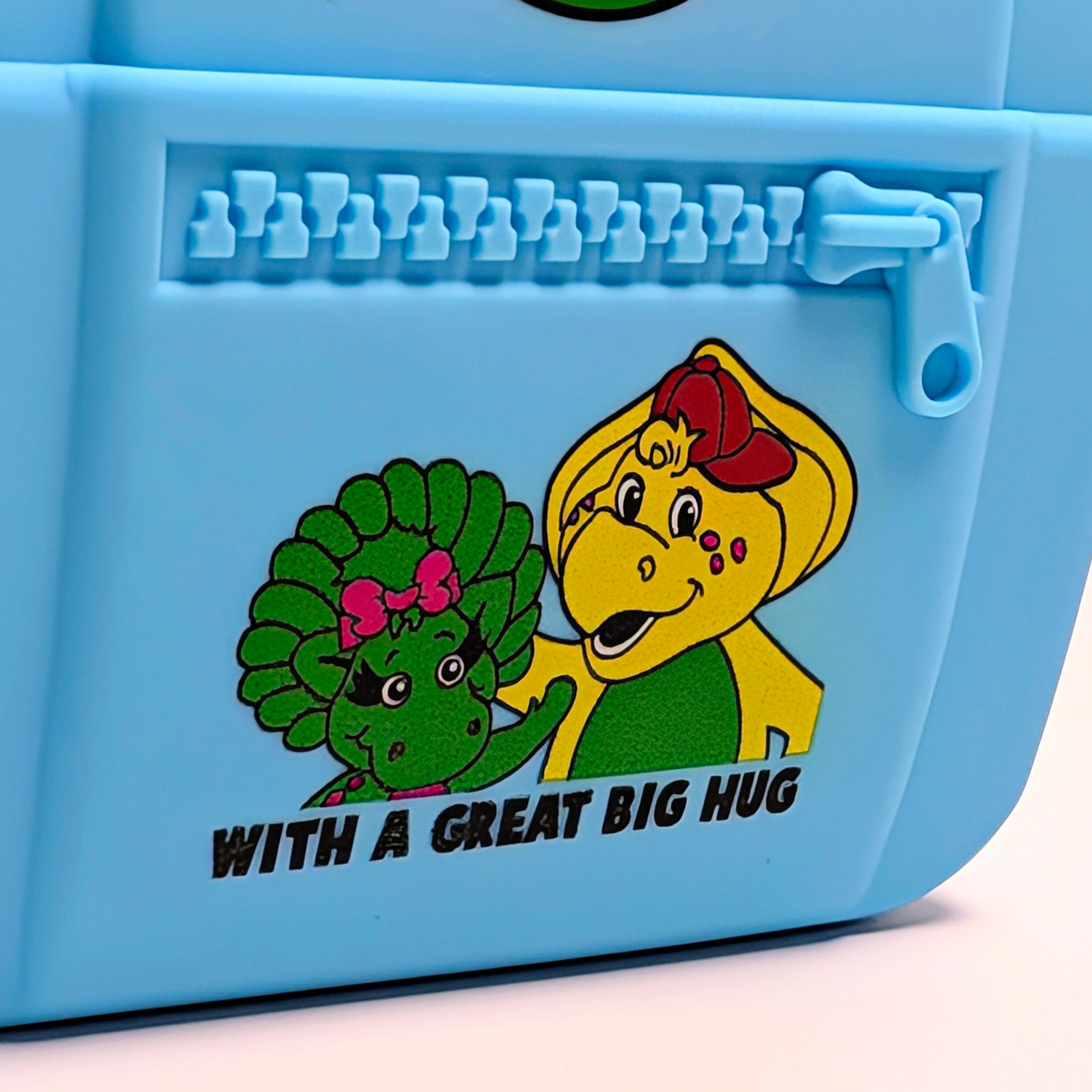 ✨️なめらか〜んなシリコーンシリーズ、今度はBackPack型♫✨️【 Barney & Friends ( バーニー ) 】SILICONE POUCH ( シリコーンポーチ )  バックパック型 / 小物入れ / コインケース / コスメポーチ / シリコン〚アメリカン雑貨 アメトイ〛