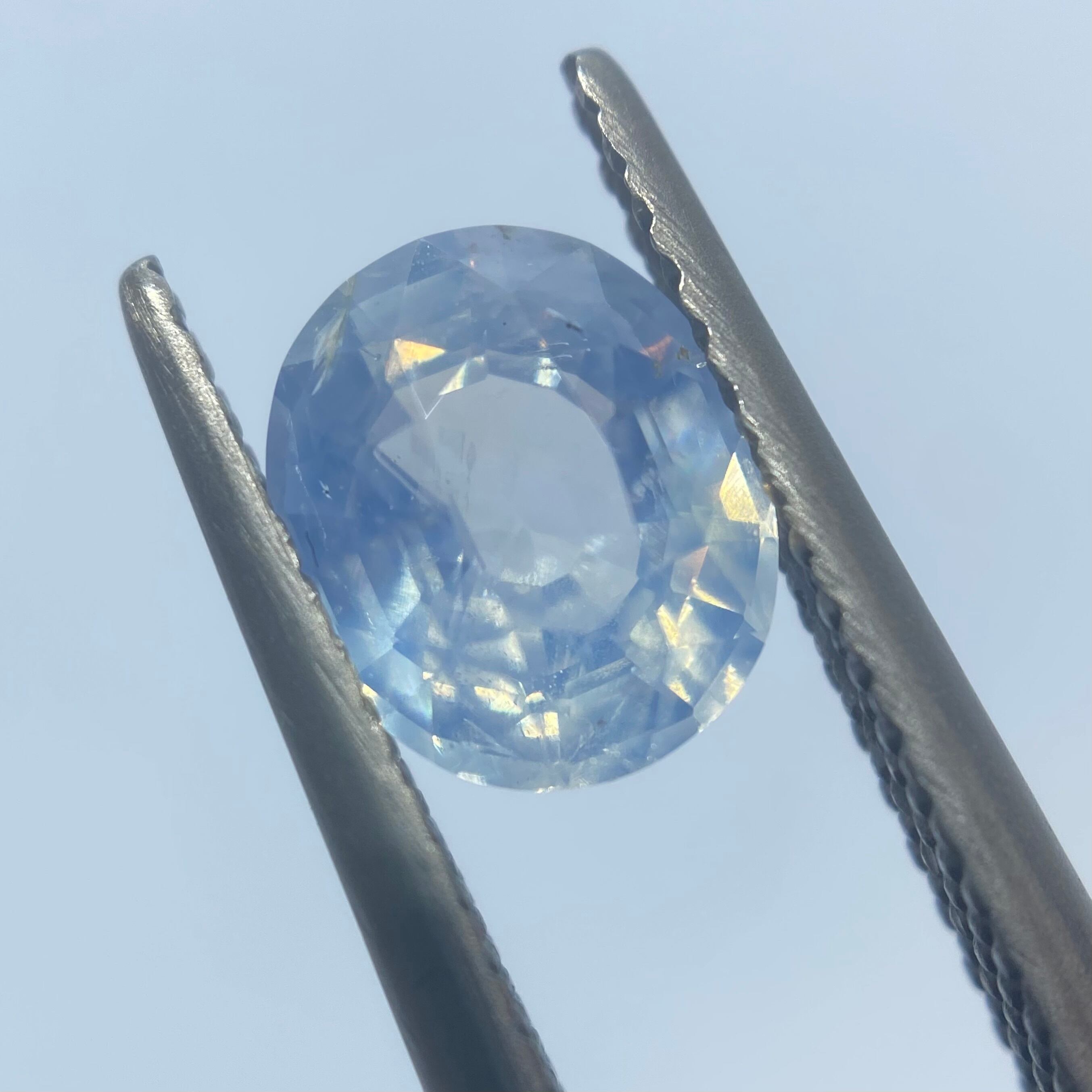 アイスブルーホワイトのレアカラーサファイア