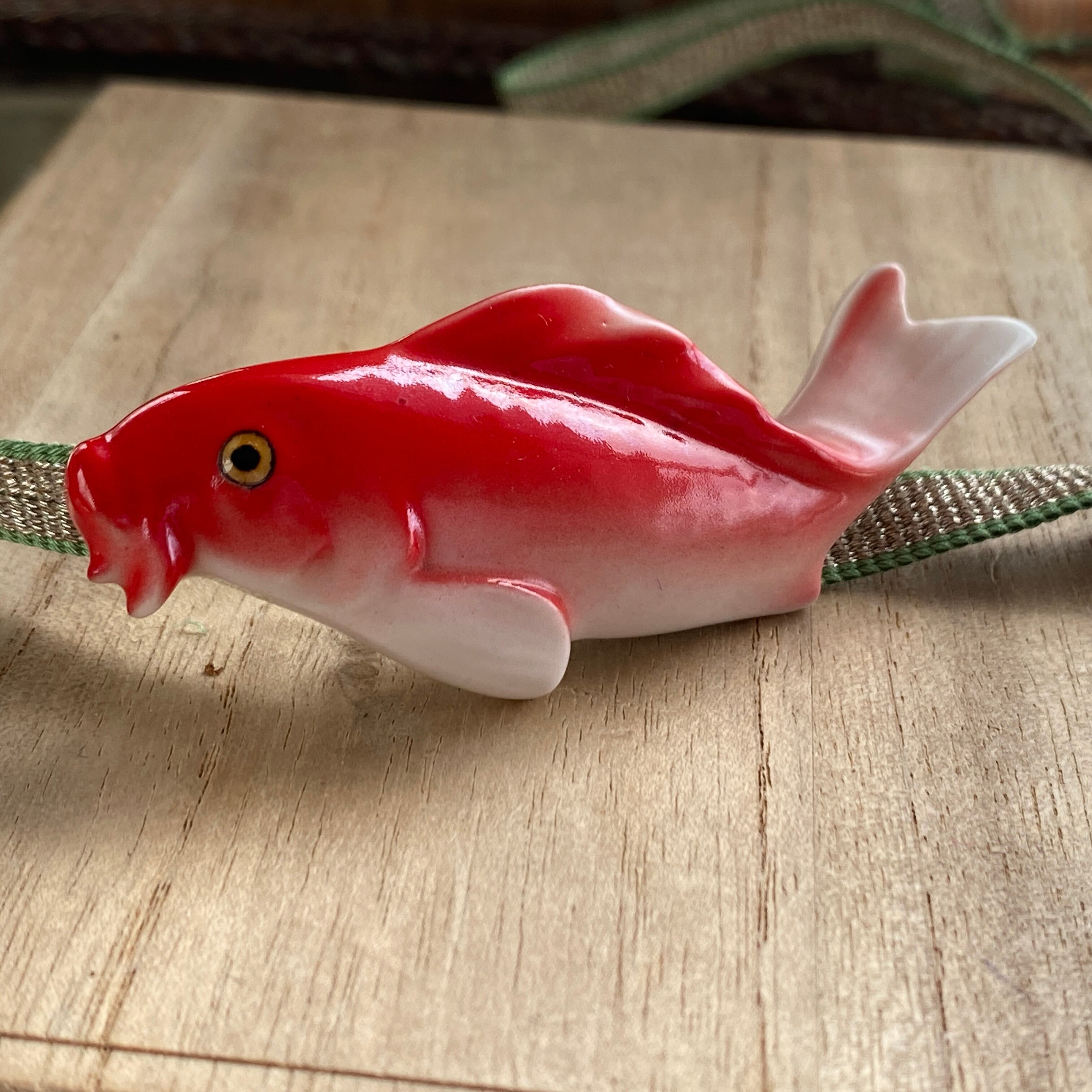 アンティーク　日本陶器　ボーンチャイナ緋鯉の帯留め