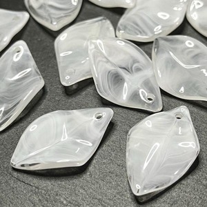 【8個】アクリル天然石風スクエアチャーム/パーツ/菱形