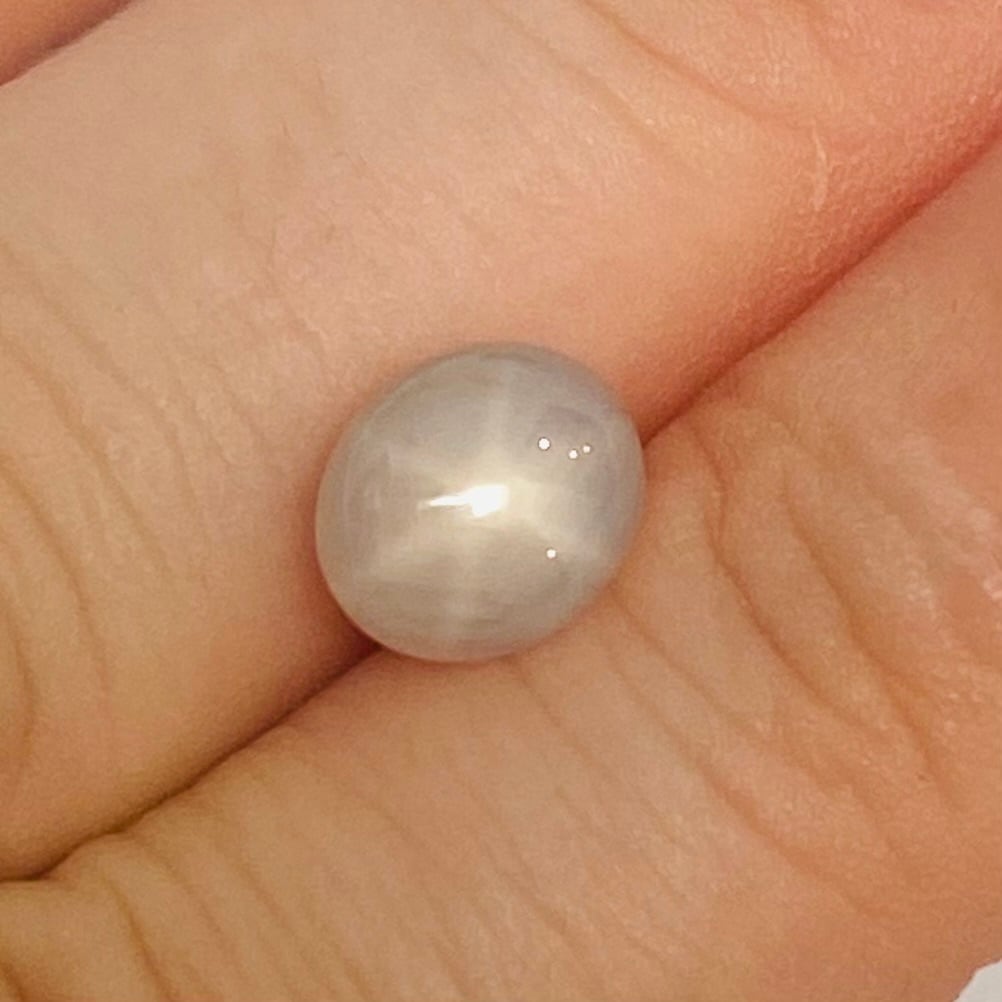 神秘的なホワイトカラーのスターサファイア