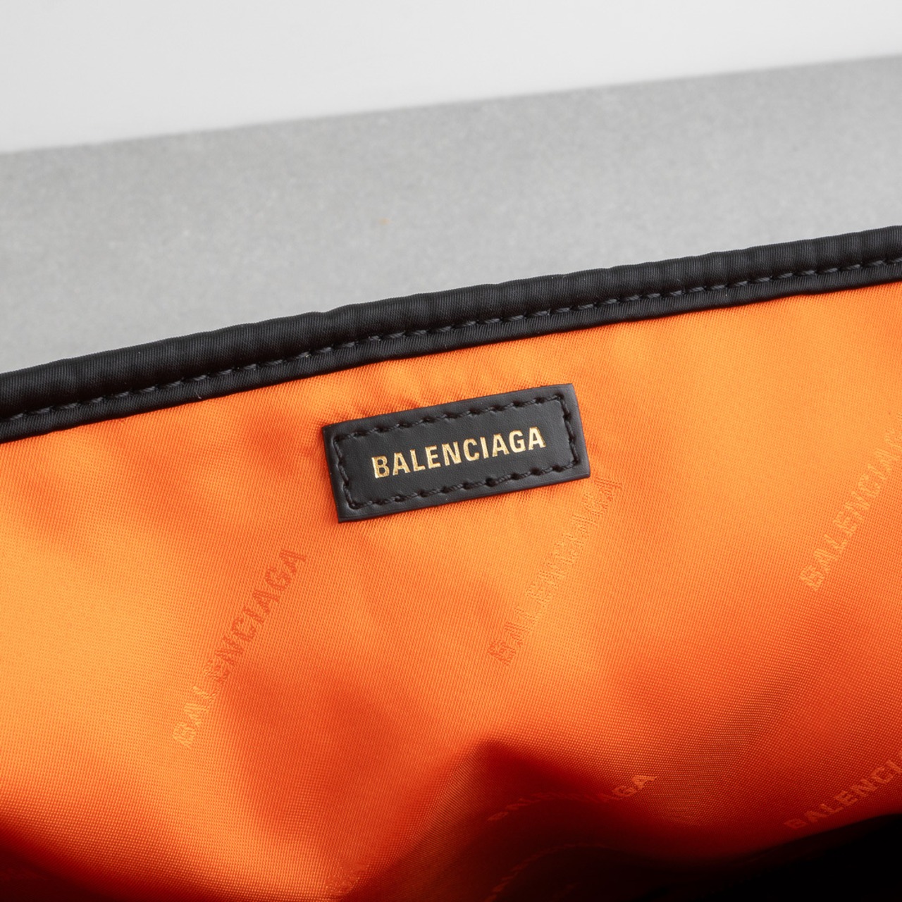 バレンシアガ ネイビーカバス スモール ナイロン ブラック レザー オレンジ