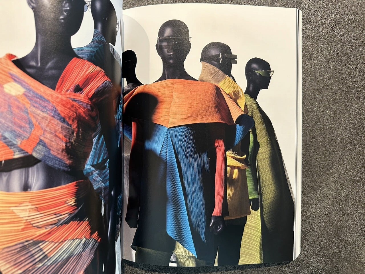 VF408】 MIYAKE ISSEY展: 三宅一生の仕事 | KITAZAWA BOOKSTORE
