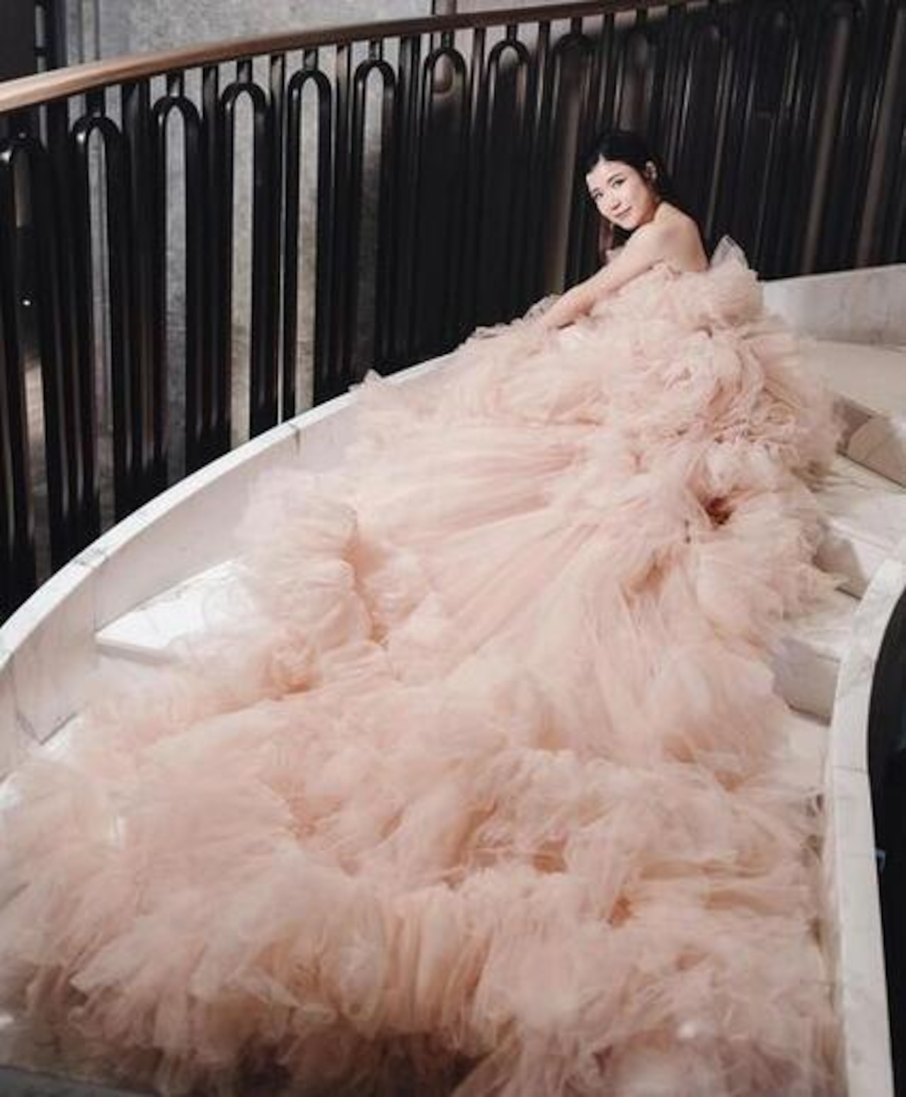 豪華！カラードレス ボリューム満点 フリル 華やか 抜群のおしゃれ見え  