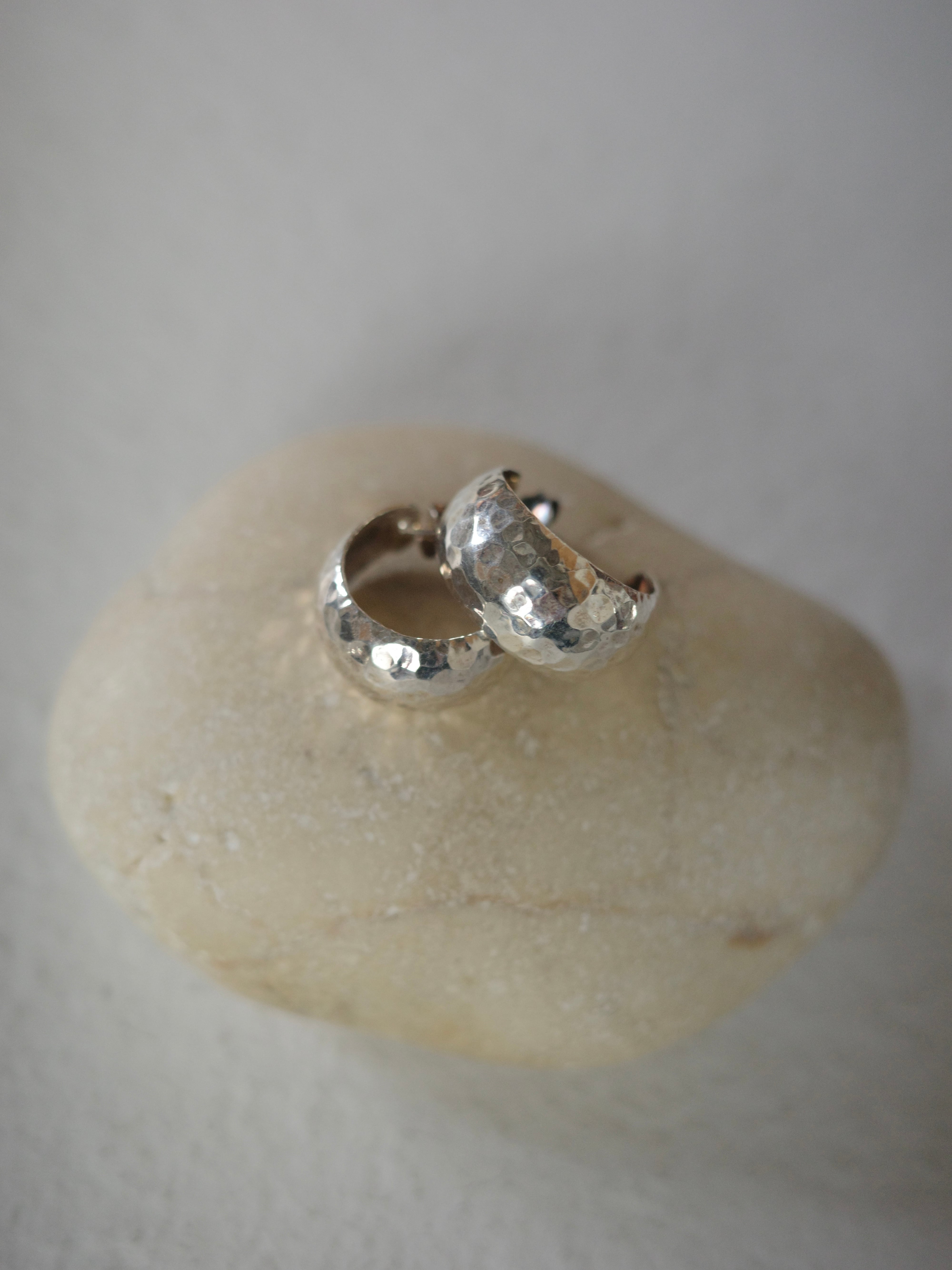 <vintage silver925>wide hammered hoop pierce