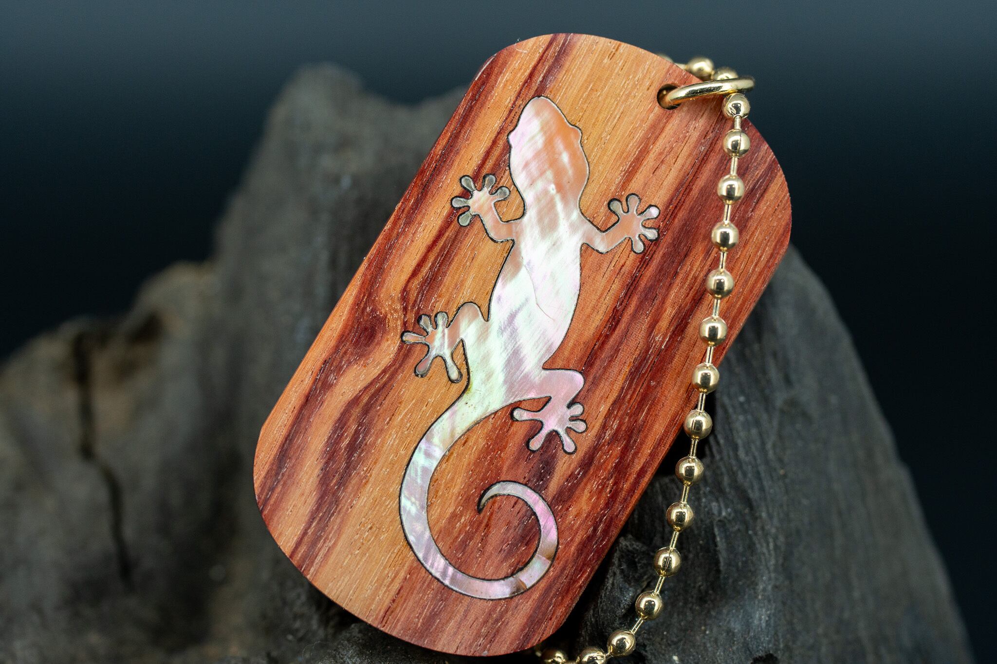 【 木材の女王】チューリップウッド ドッグタグ 木象嵌 木登りトカゲ