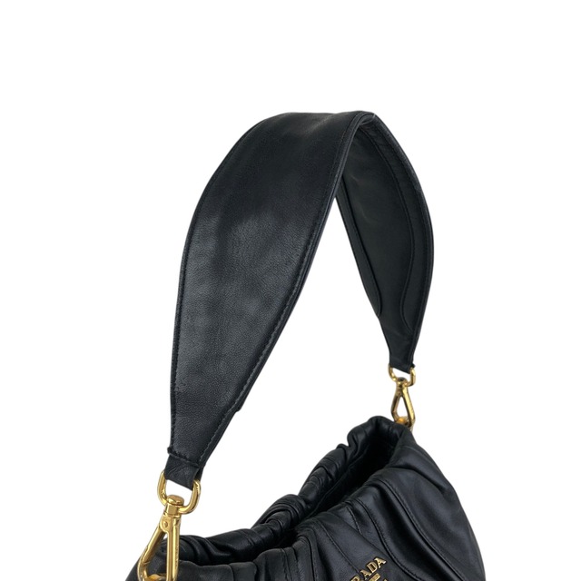 PRADA プラダ ショルダーバッグ ブラック トライアングルロゴ レザー ギャザーセミショルダーバッグ vintage ヴィンテージ オールド 6yixa5