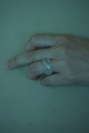 TOO - Alphabet S RING - crystal