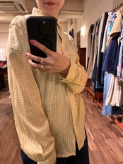 bruestle ベージュレトロプリントシャツ