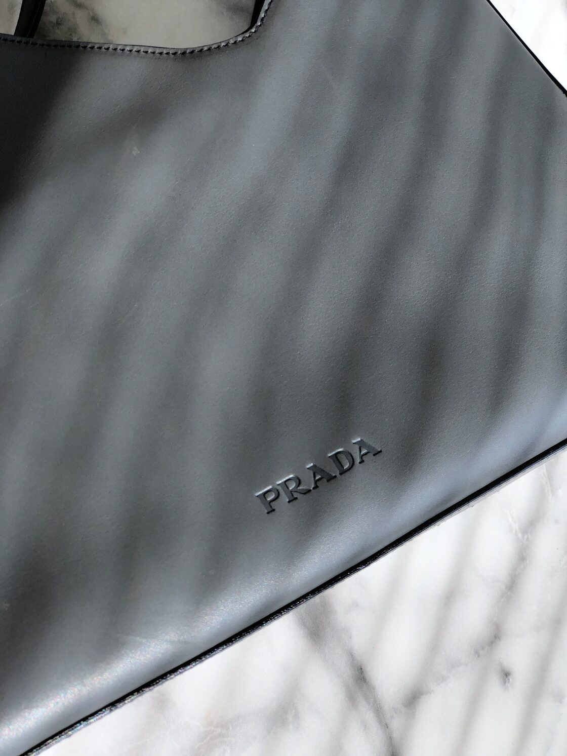 PRADA プラダ ロゴ型押し レザー ホーボーバッグ アシンメトリー 
