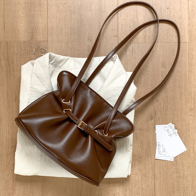 belted faux-leather handbag　J00356