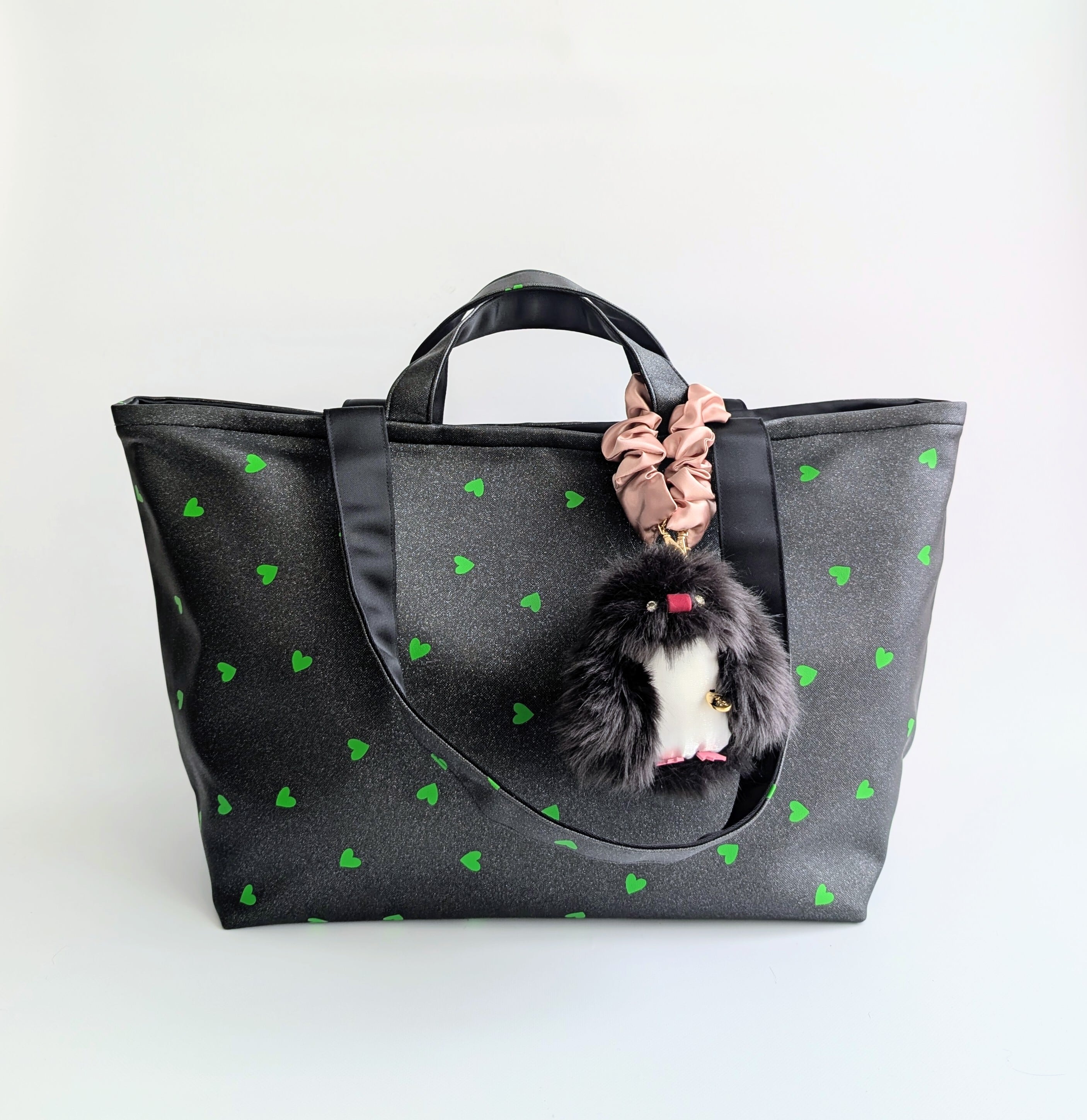 チャーム付き Kirara  BIG tote Bag（ブラック×グリーンハート）