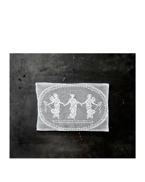 フランス 平面的三美神のフィレレースモチーフ 1p ドイリー  アンティーク