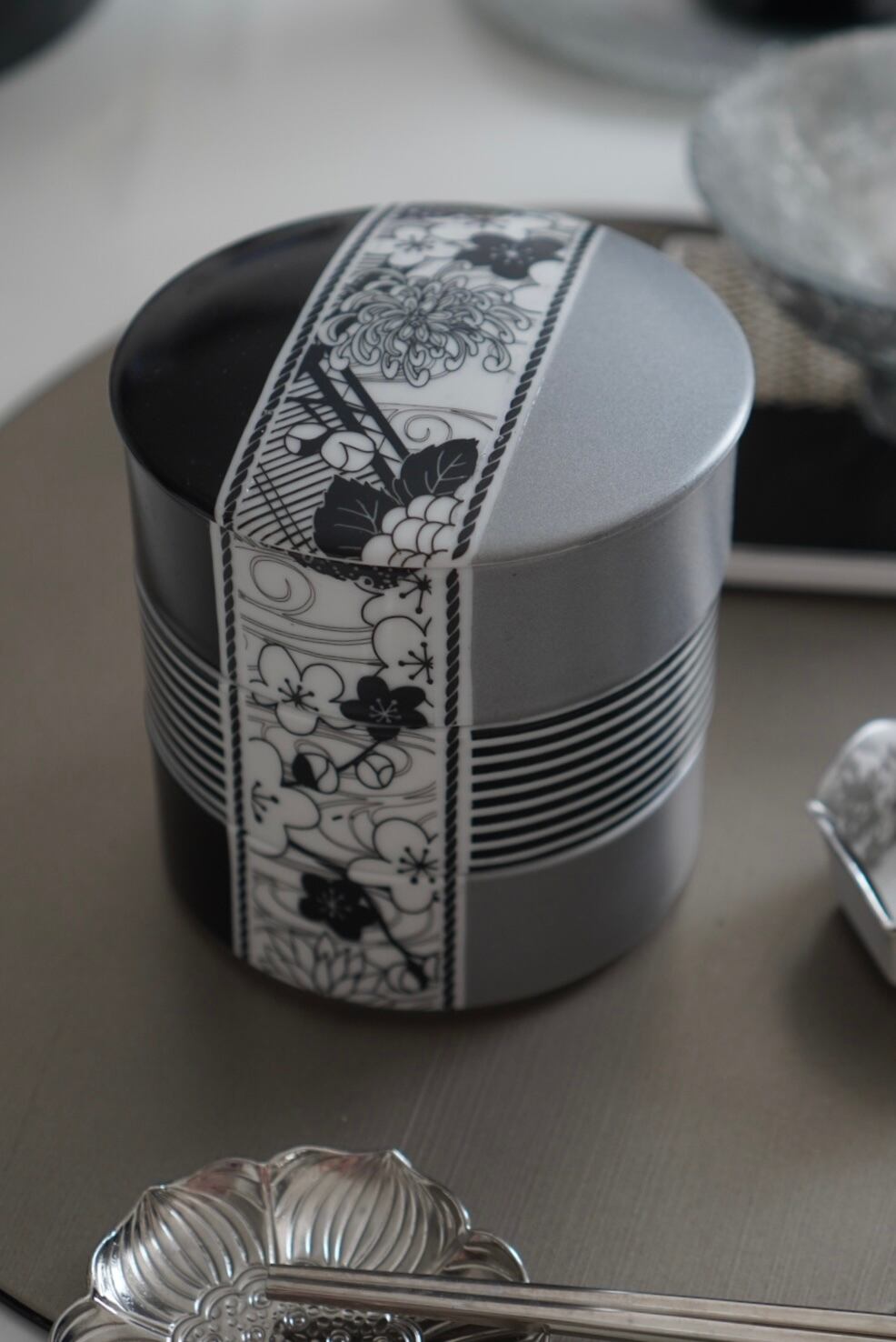 モダンお重【クラシックシルバー×ブラック】 | blanc noble