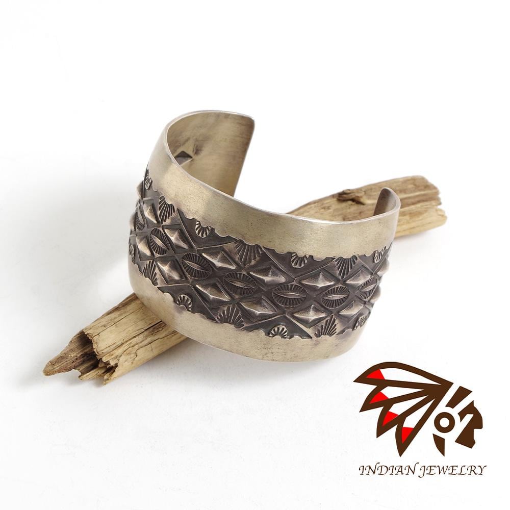 INDIAN JEWELRY インディアンジュエリー】Navajo Stampwork Widebangle