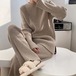 ニットセットアップ　上下セット　秋冬　レディース　ラウンドネック　セーター　ニットパンツ　ワイドパンツ　スリット入り　ゆったり