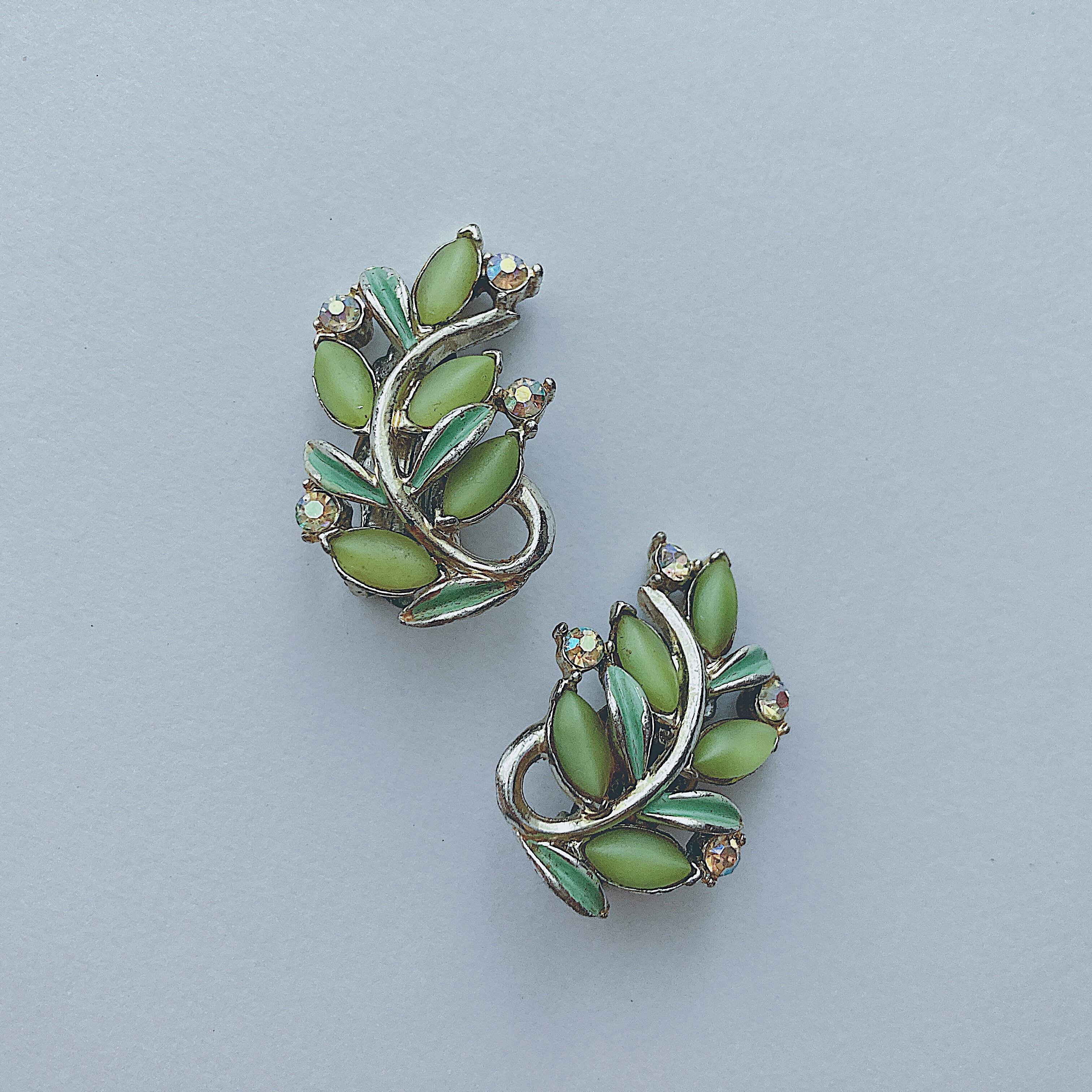 Vintage 60s green frosted rhinestone enamel leaves earrings ヴィンテージ　60年代　 グリーン　つや消し　ラインストーン　エナメル　葉っぱ　イヤリング