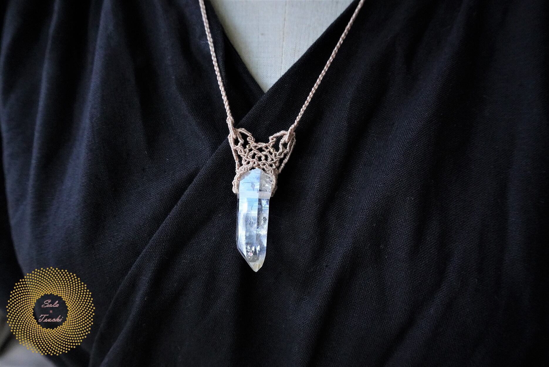 絹糸）ヒマラヤ水晶のマクラメ編みペンダント 〜続く道〜 | Sola