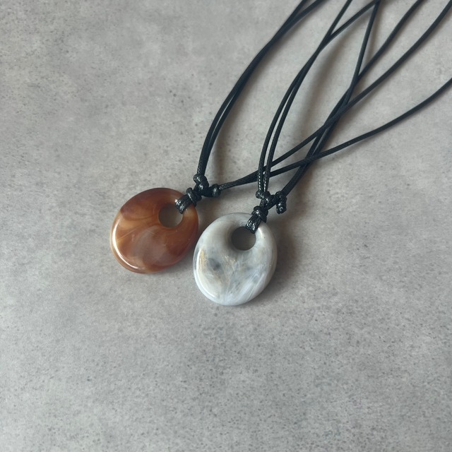 leather × tortoiseshell necklace