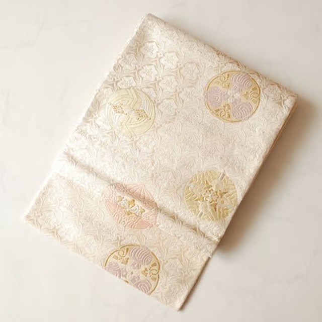 【ふくろ帯】胡粉色地　花唐草に宝尽くし丸文のふくろ帯