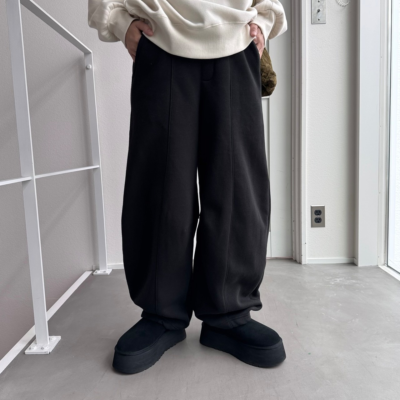 ベルトループ付カーブスウェットPT/ブラック