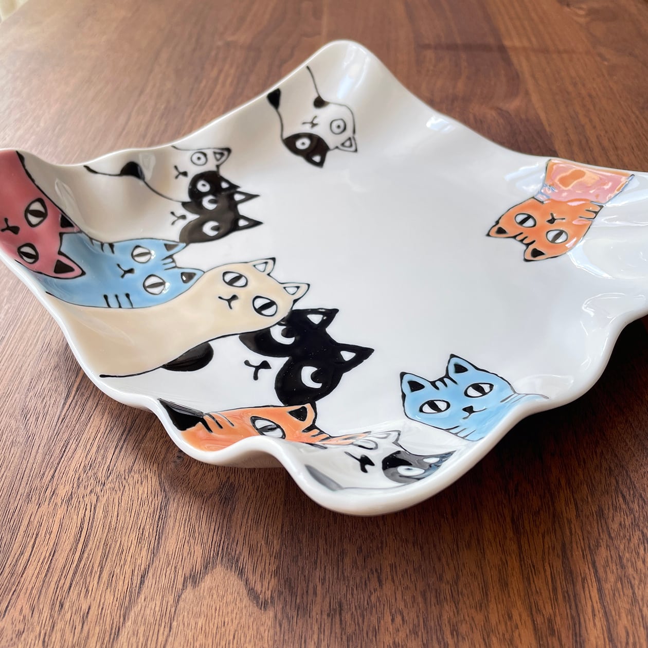 ねこ会議 波角大皿① 】 約21cmの正方形のプレート。パスタや