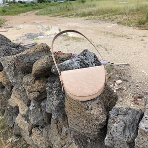 セミサークルフラップバッグ