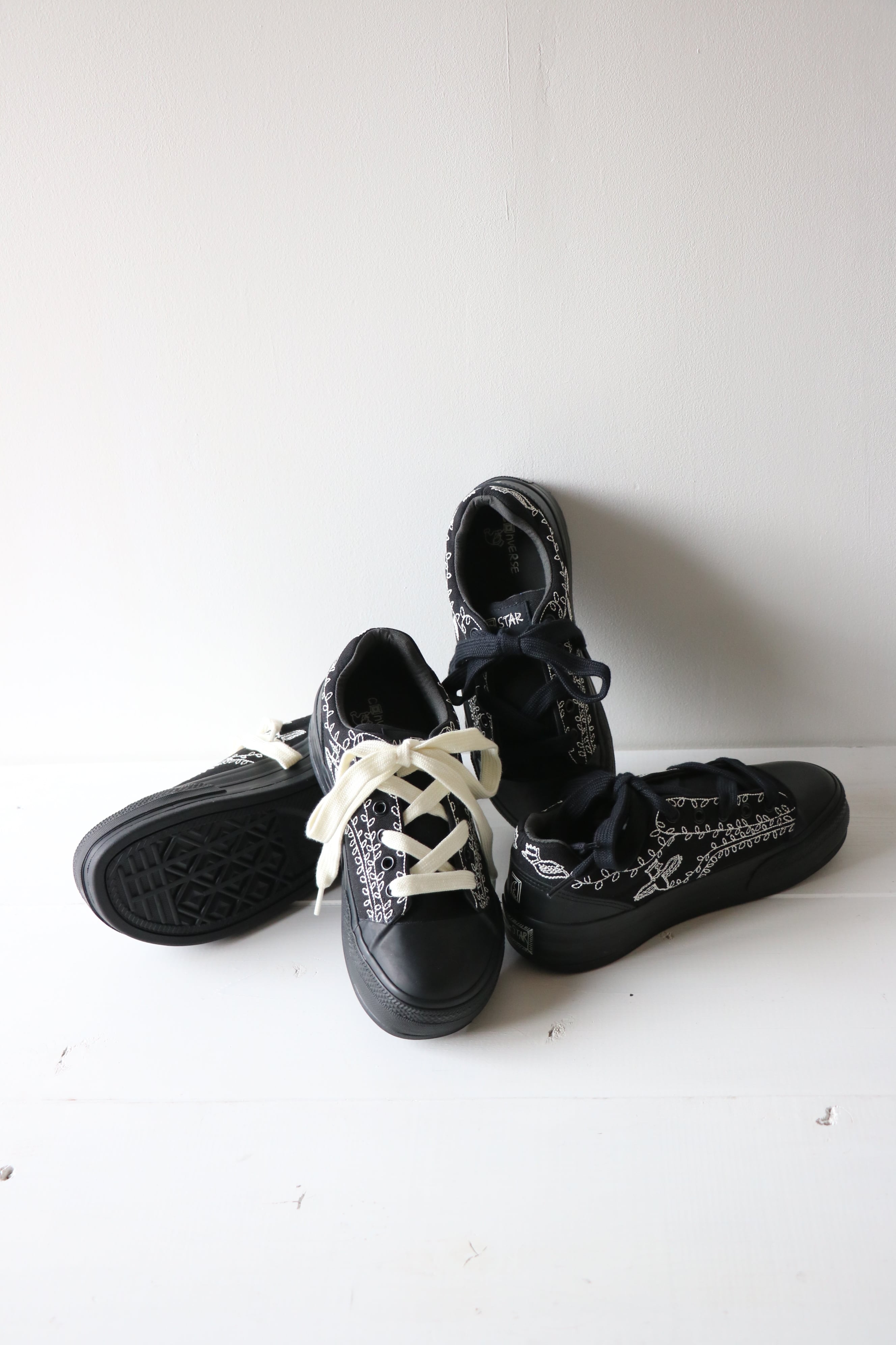 いちななです。 SHINYAKOZUKA -PICTURESQUE ANTIQUE SNEAKER WITH CONVERSE