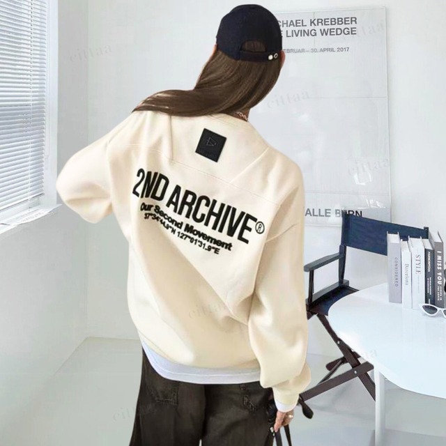Y-4768　2025秋新作♡2ND ARCHIVE刺繍ロゴスウェット　クリーム　1104
