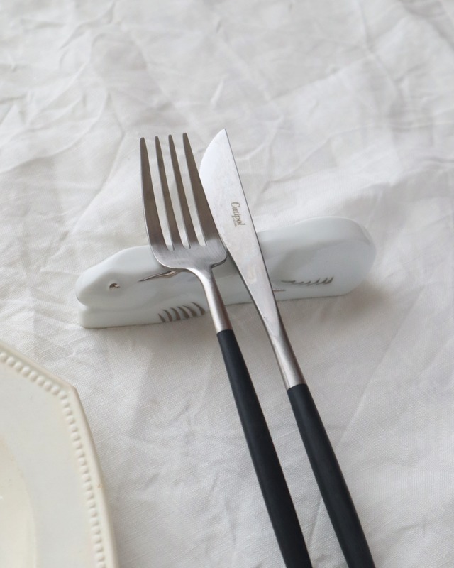 Limoge うさぎの愛らしいカトラリーレスト