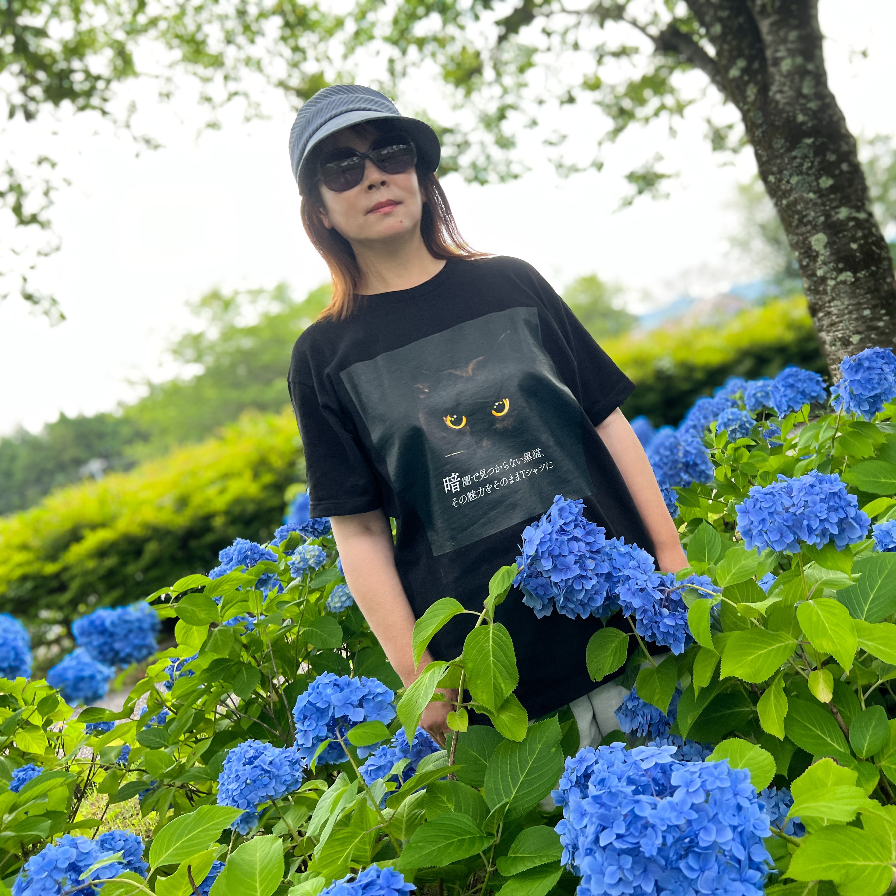 暗闇で見つからない黒猫、その魅力をそのままTシャツに」黒 | くろだまや