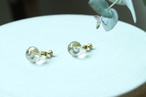 透明なまん丸イヤリング