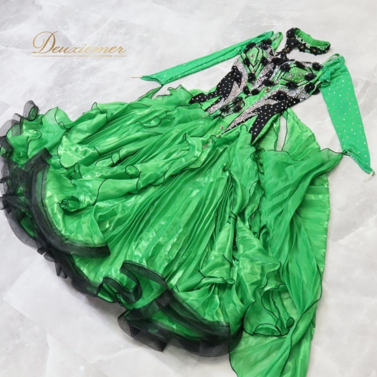 社交ダンス 衣装 スタンダードドレス スタンダード ドレス ワンピース 緑 フロート デモ 競技 ダンス パーティ プリーツ 黒 ブラック グリーン系 鮮やか 華やか 衣装ドレス デモ用 競技用 パーティー用 ダンスウェア コスチューム ステージ衣装