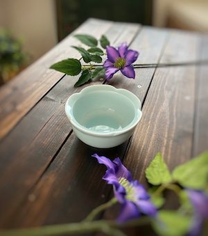 青白磁　11cm花型小鉢