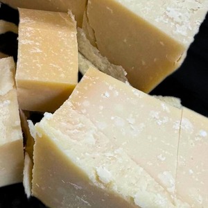 イタリア産 グラスフェッド パルミジャーノ・レッジャーノ 24ヶ月以上熟成 1kg 業務用 Grassfed Parmigiano Reggiano Cheese 24+ Months Aged 1kg | Whole & Bulk