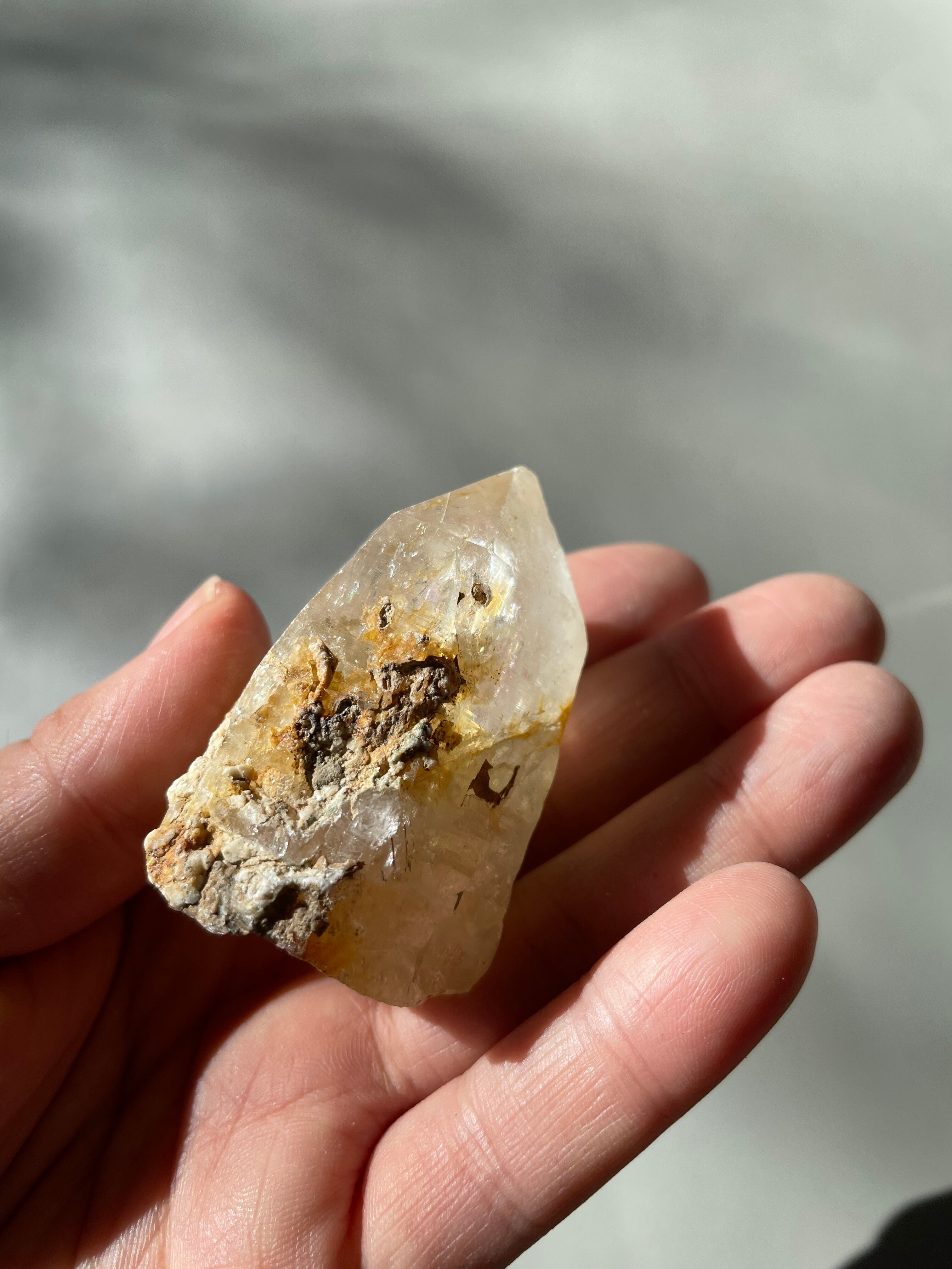 パキスタン　ギルギット　スカルドゥ産　ゴールデンヒーラー　虹　曲がり水晶　マイカ