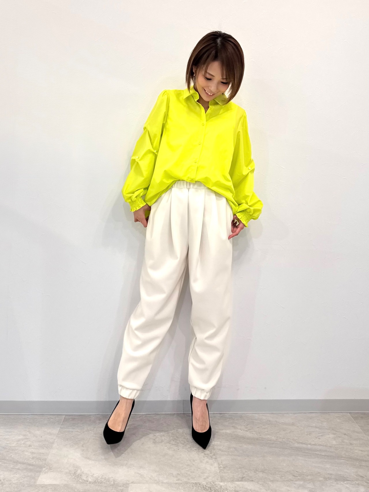 袖タックパール付ブラウス