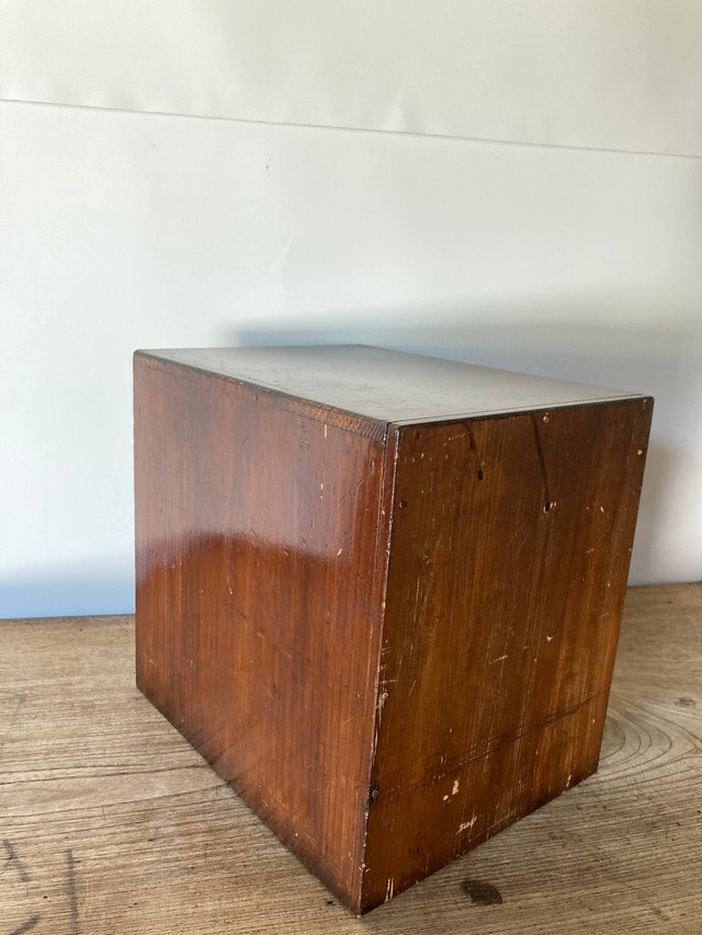 ヴィンテージの３杯の小引出し