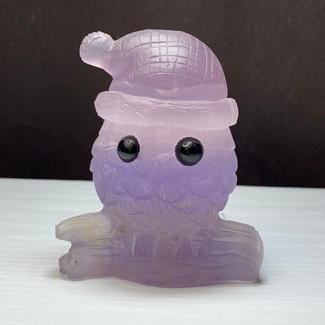 11.帽子をかぶった色合い美しいフローライト・フクロウ