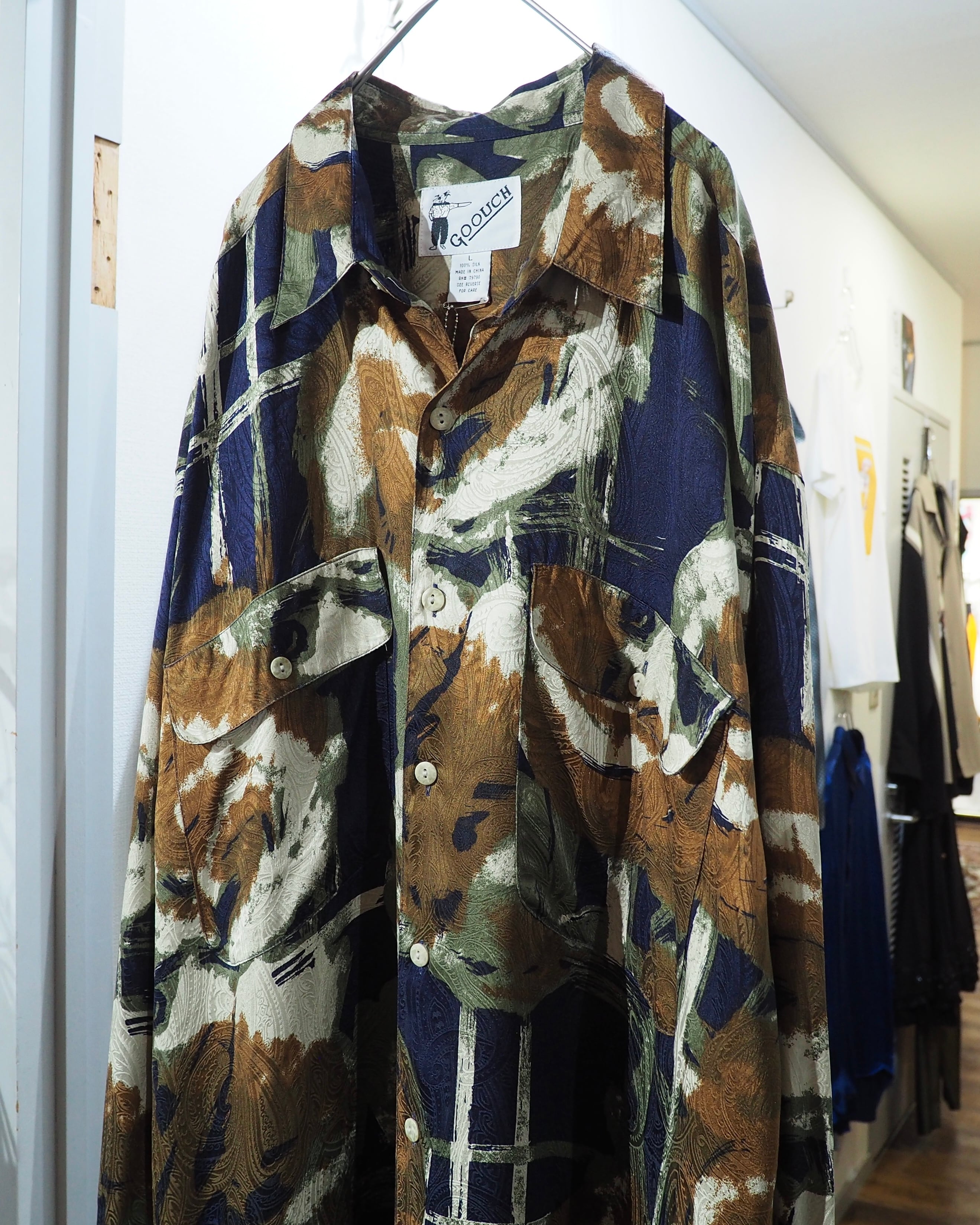 1990s ” GOOUCH ” Beautiful Abstract painting × Paisley all Over vintage loose Silk shirt