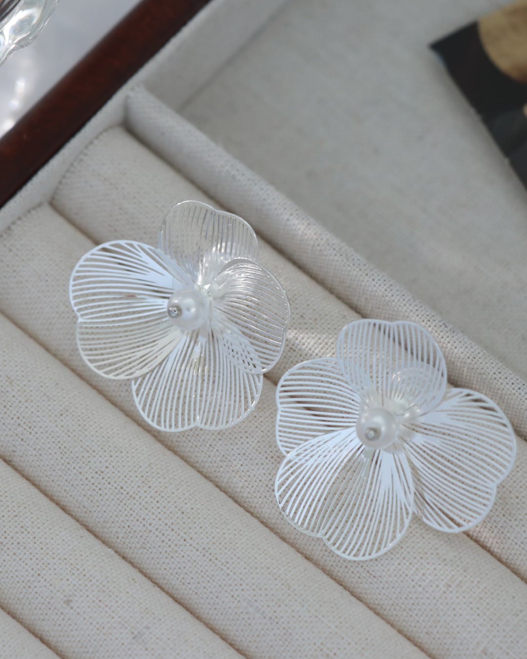 透かしフラワーパールピアス G25070