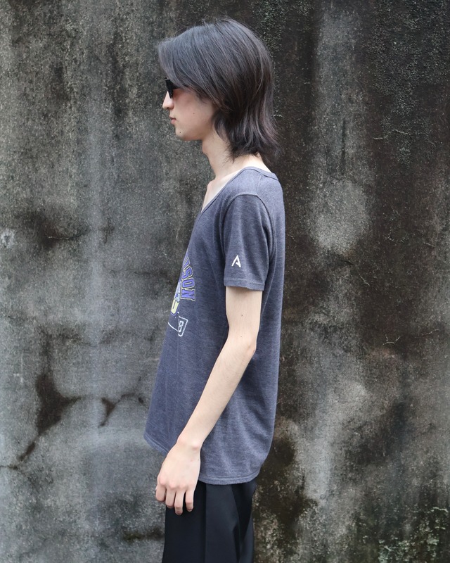 v neck graphic design t-shirt