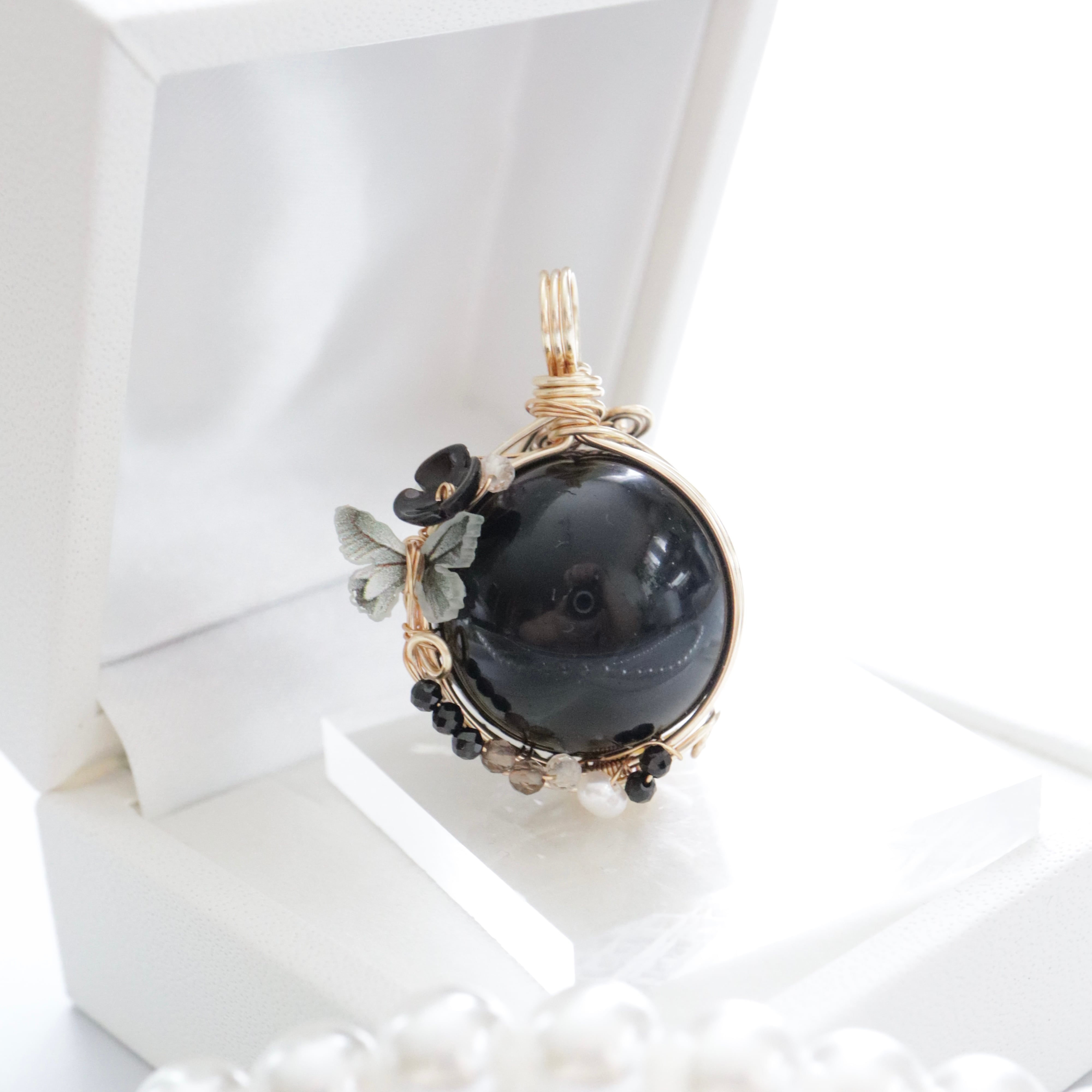 モリオン（黒水晶）スフィア《静寂の守り、夜の蝶》 | WishesStone