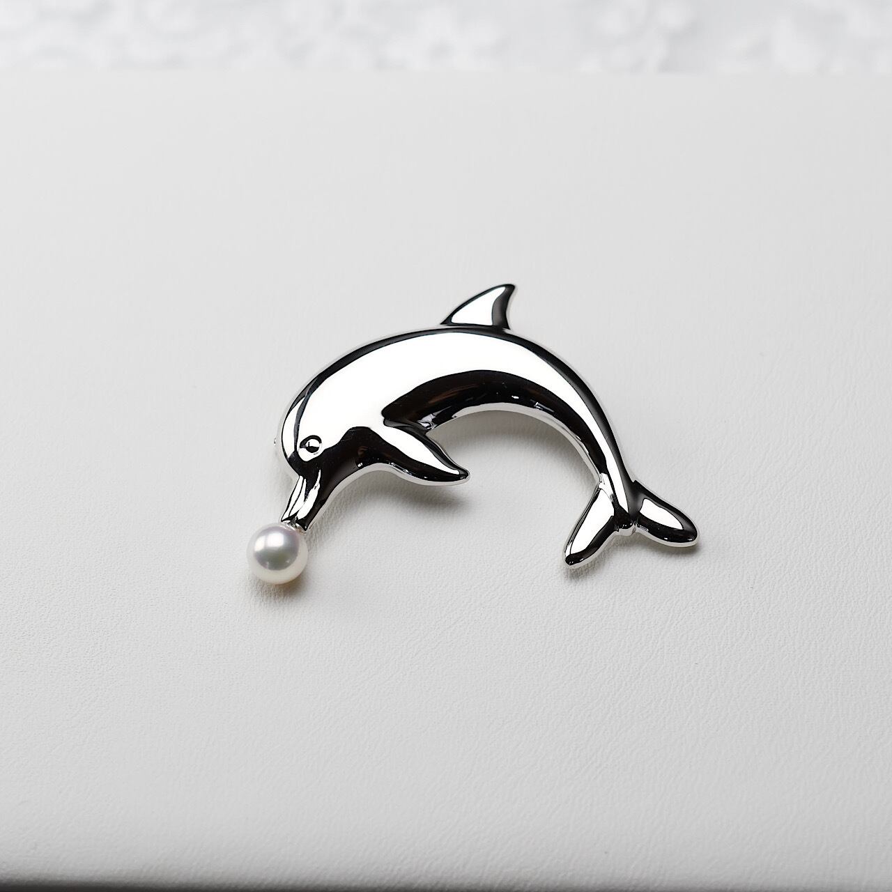イルカ dolphin パールブローチ | 千日紅