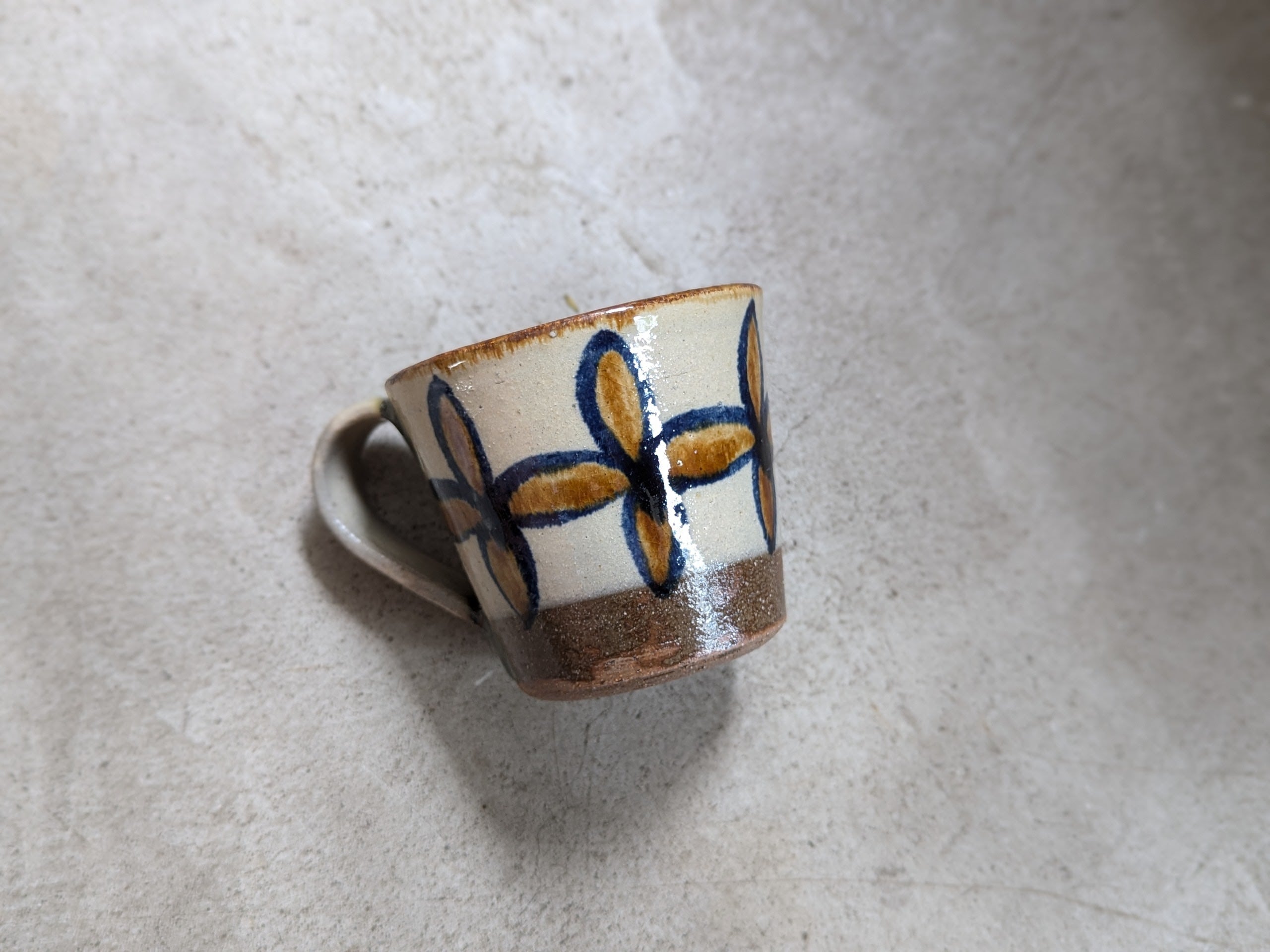 やちむん マグカップ（つなぎ花紋） | 勝窯 | inoya | Basic Life