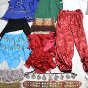 ベリーダンス 衣装 まとめ売り 70点以上 セット トップス スカート ズボン チョリ ピアス ネックレス 黒 白 金 青 上下セット 練習 レッスン アクセサリー パンツ ハーレムパンツ 頭飾り 花 つけまつげ ウィング オリエンタル トライバル