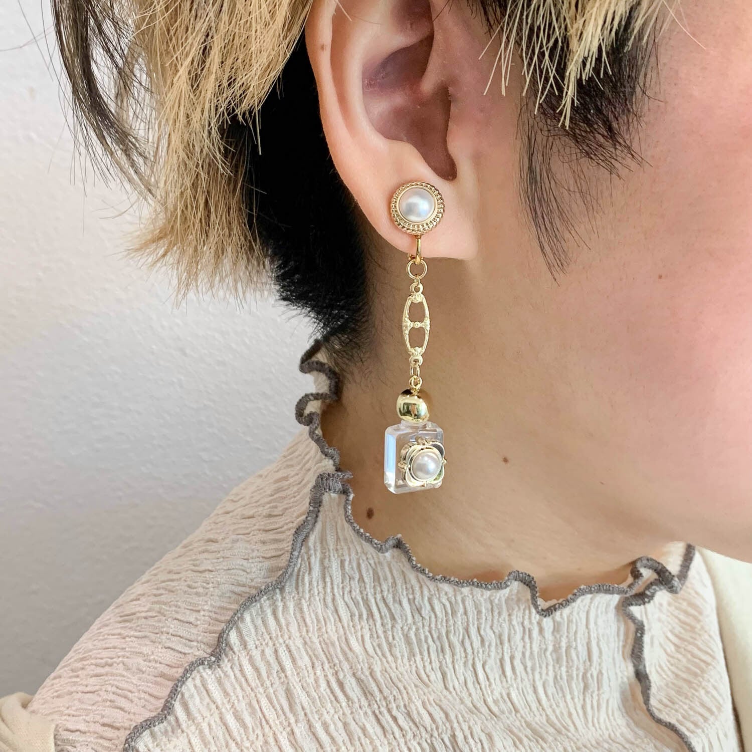 パールボタンとUSA真鍮チャームの香水瓶〈ピアス/イヤリング〉 | Dua